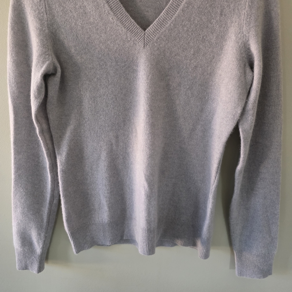 NWOT Lord & Taylor XS Quiet Luxury Modern Contemporary Cashmere V Neck Sweater - Picture 7 of 11